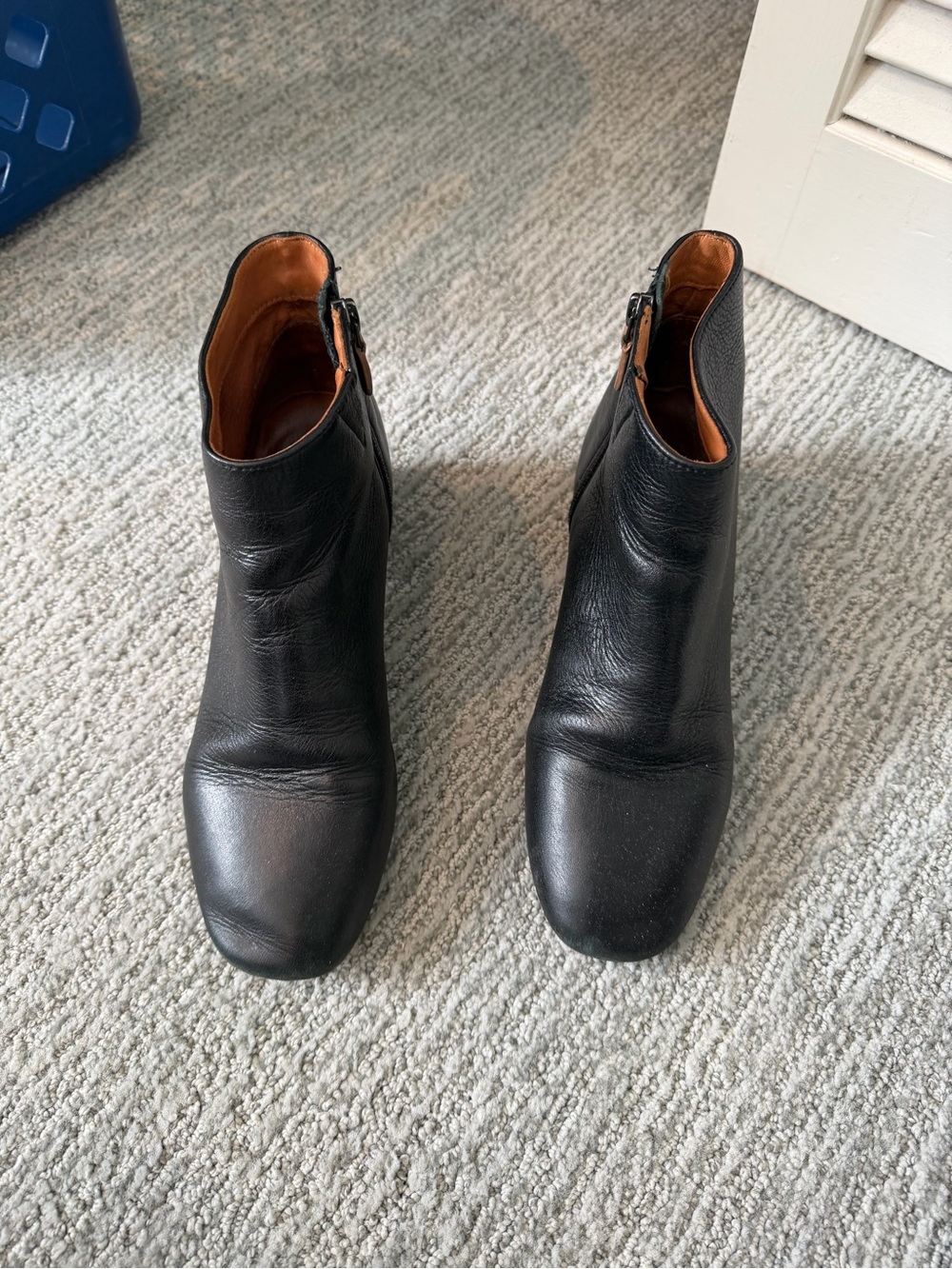 Gentle Souls Black Leather Women's Ankle Boots - Classic Zip Design. Size 7.5